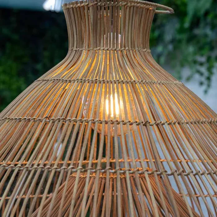 Luminária decorativa suspensa em rattan modelo Tay artesanal.