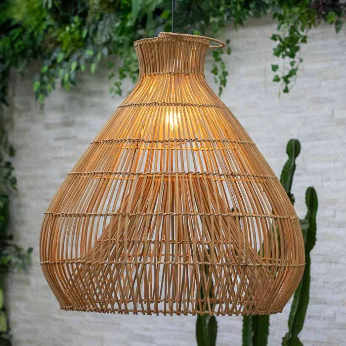 Luminária boho pêndulo Tay artesanal em rattan natural.