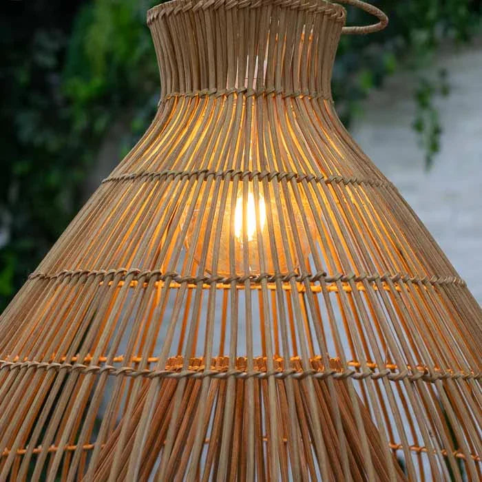 Luminária suspensa rústica Tay em rattan artesanal vietnamita.