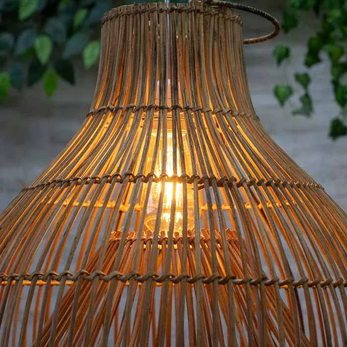 Luminária decorativa suspensa em rattan artesanal formato gota.