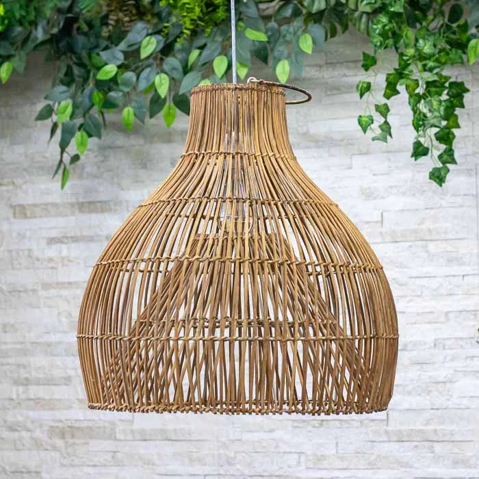 Luminária pendente Namhae boho em rattan vietnamita artesanal.