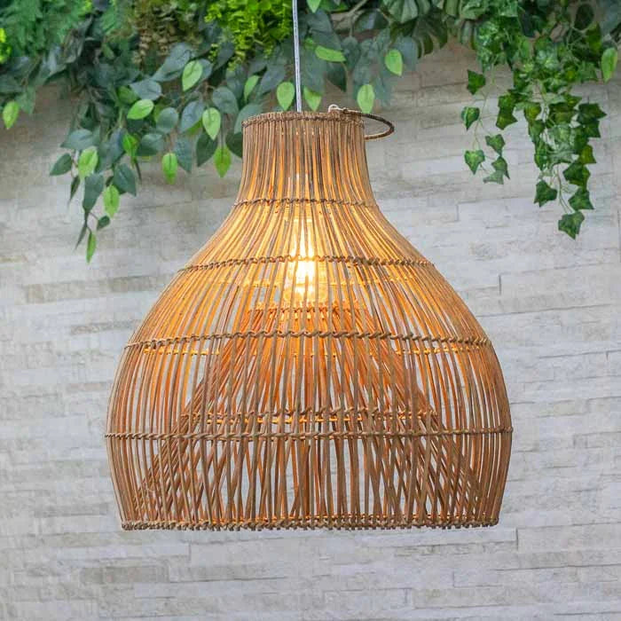 Luminária pendente gota artesanal em rattan natural do Vietnã.