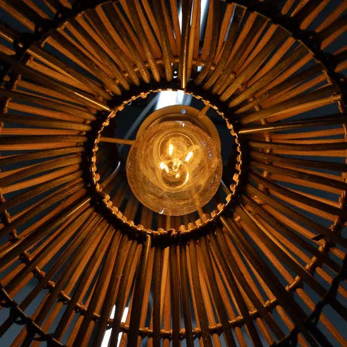 Luminária decorativa artesanal em rattan formato gota Vietnã.