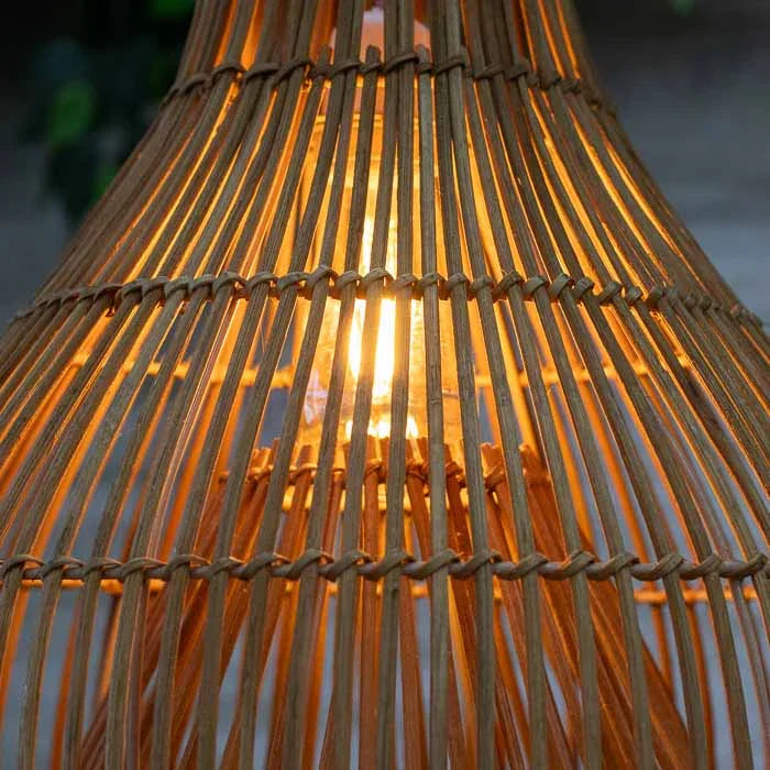 Luminária rústica artesanal em rattan suspensa estilo gota.