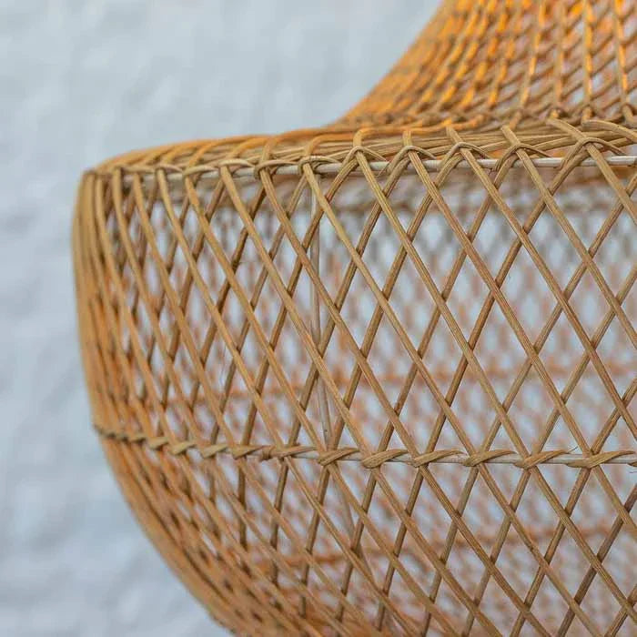 Luminária Pendente SaPa clara em fibra natural estilo boho tropical.