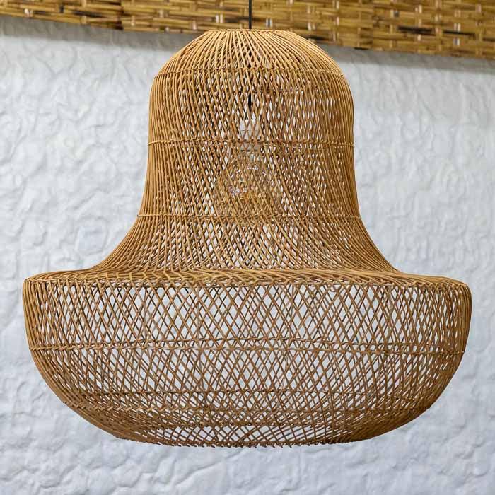 Luminária artesanal SaPa em fibra natural para ambientes internos.
