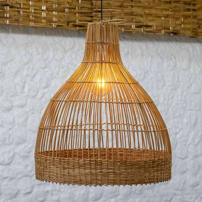 Luminária pêndulo Kien artesanal em rattan natural do Vietnã.