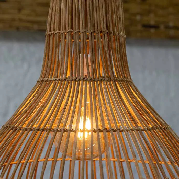Luminária decorativa suspensa em rattan artesanal modelo Kien.