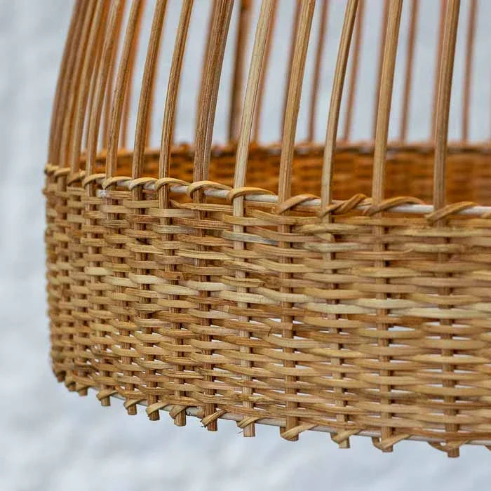 Luminária pêndulo vietnamita em fibra natural artesanal.