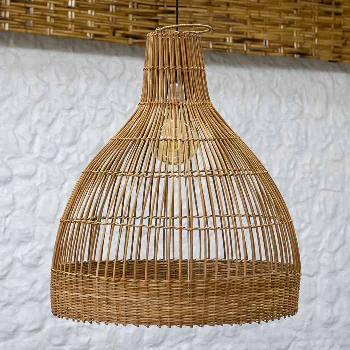 Luminária artesanal Kien suspensa em rattan feita à mão.