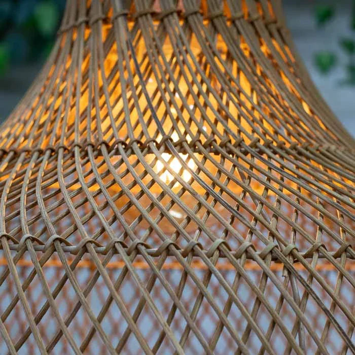 Luminária HaLong em rattan escuro com design pêndulo feita no Vietnã.