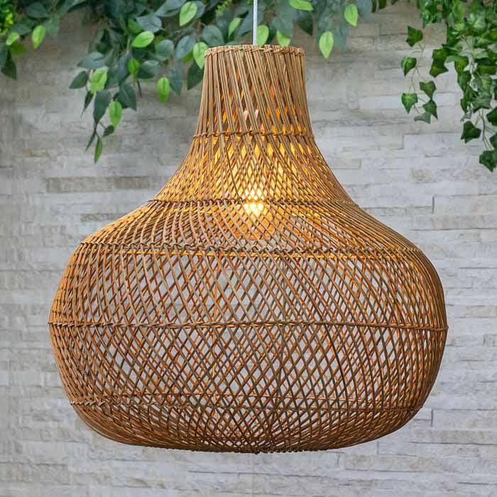 Luminária Pêndulo HaLong artesanal em rattan natural clara do Vietnã.