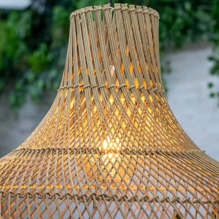 Luminária HaLong feita à mão em rattan escuro tradicional vietnamita.