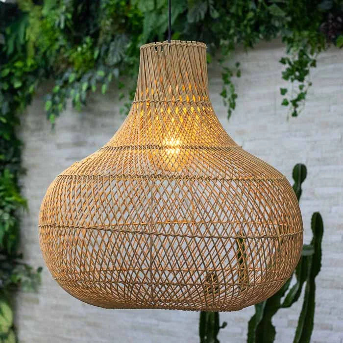 Pendente HaLong artesanal em rattan clara com trama aberta do Vietnã.