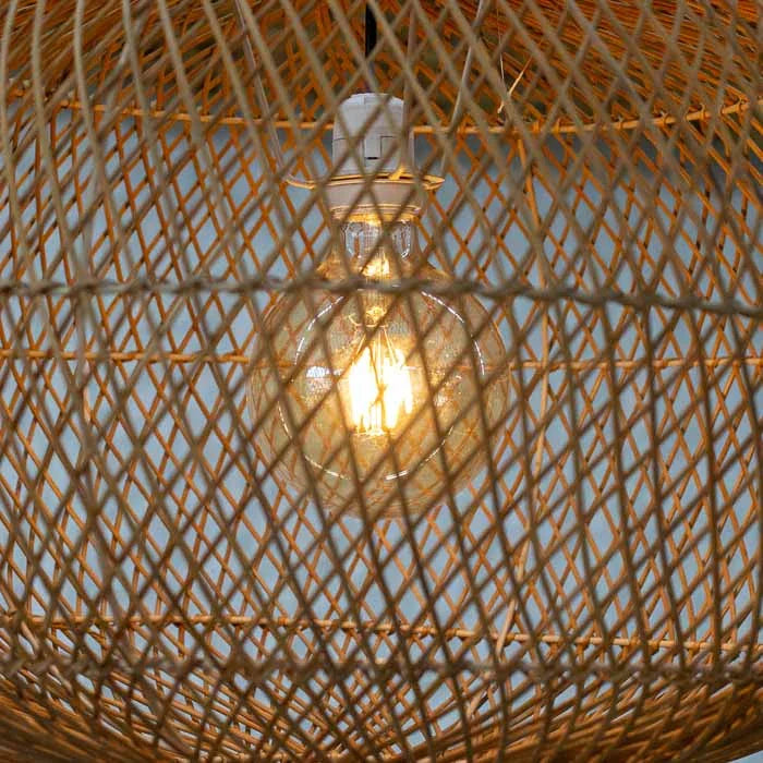 Luminária artesanal HaLai em rattan feita no Vietnã estilo rústico.