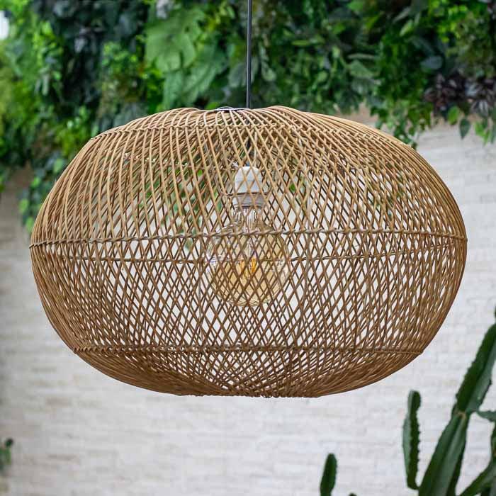 Luminária vietnamita HaLai em fibras naturais para ambientes internos.