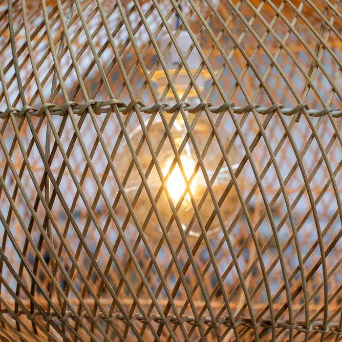 Luminária HaLai em rattan vietnamita com design arredondado.