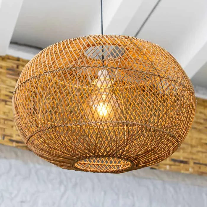 Luminária de teto HaLai em fibras de rattan estilo boho tropical.
