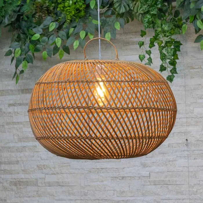 Luminária Pendente HaLai artesanal em rattan vietnamita sustentável.