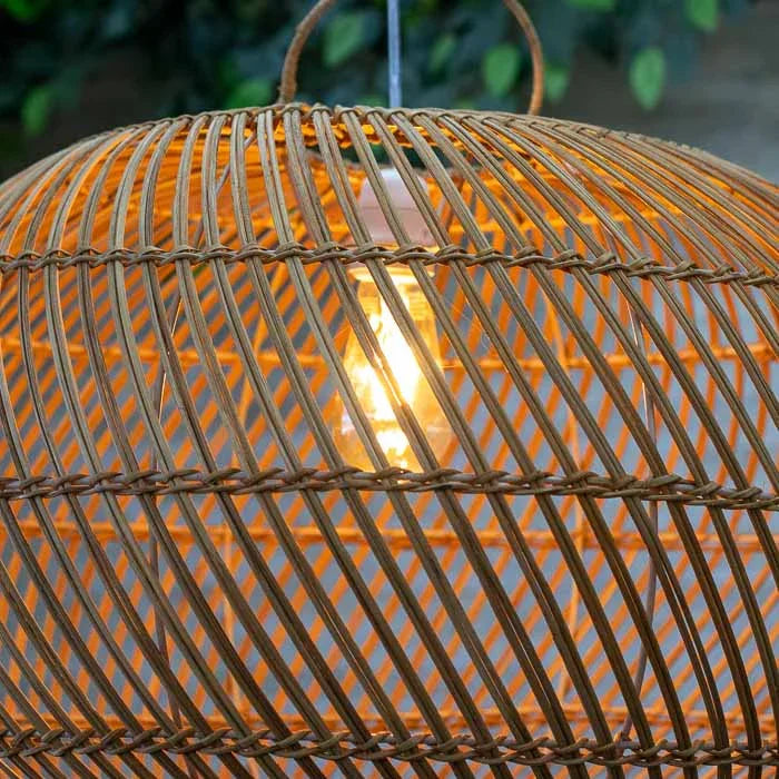 Luminária HaLai em rattan natural com trama aberta orgânica.