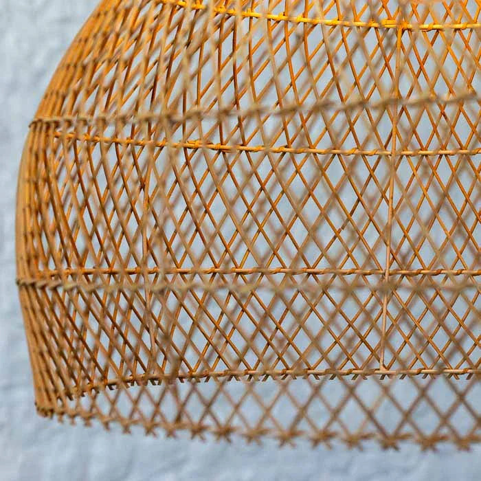 Luminária de teto Saol em rattan natural estilo boho tropical.