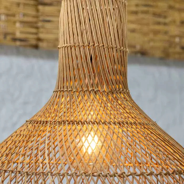 Luminária vietnamita Saol em fibras de rattan com design pendente.