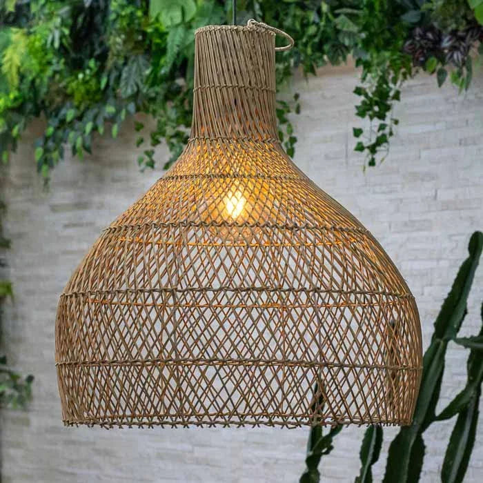 Luminária decorativa Saol em rattan natural com design artesanal.