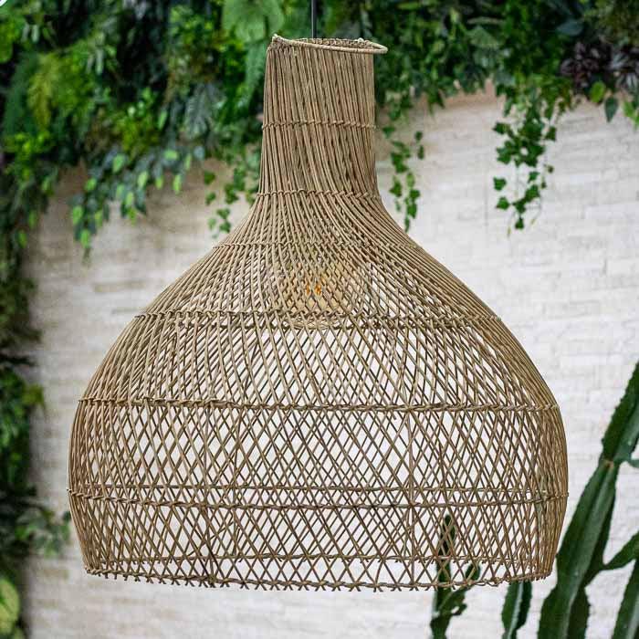Luminária artesanal Saol de grande porte em rattan do Vietnã.