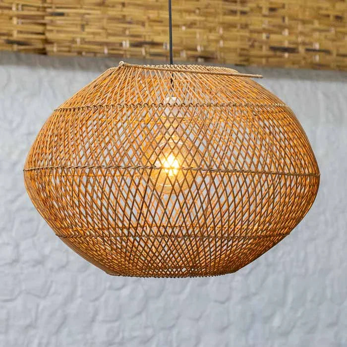 Luminária Pêndulo Duna artesanal em rattan natural feita no Vietnã.