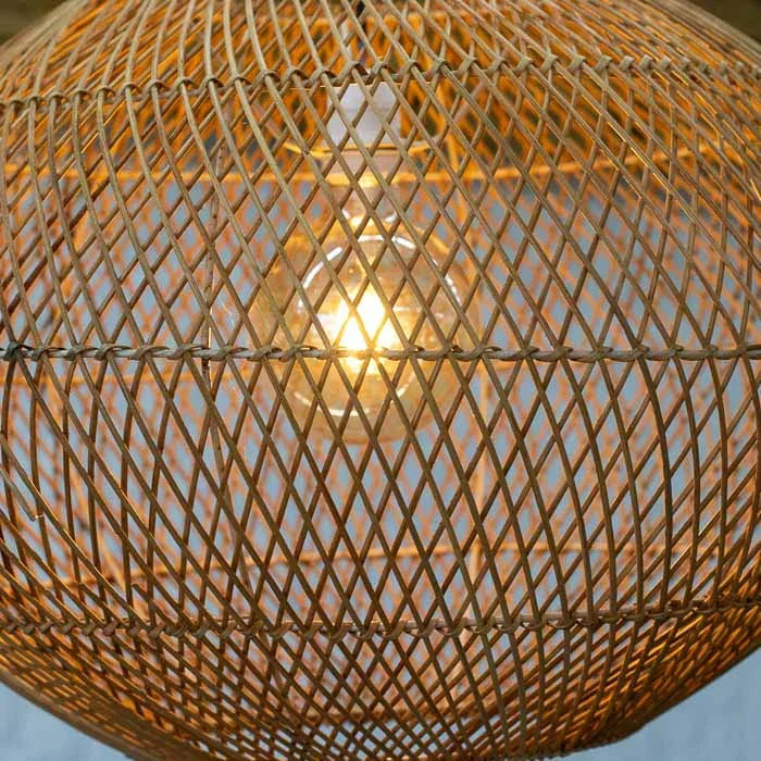 Luminária vietnamita Duna em fibras de rattan com design arredondado.