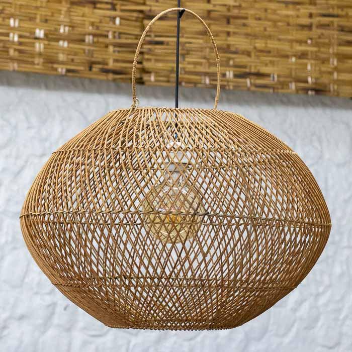 Luminária de teto Duna em rattan natural para decoração boho.