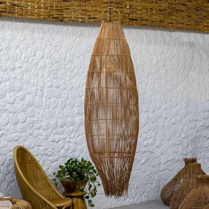 Luminária artesanal Tuyen em rattan alongado feita no Vietnã.