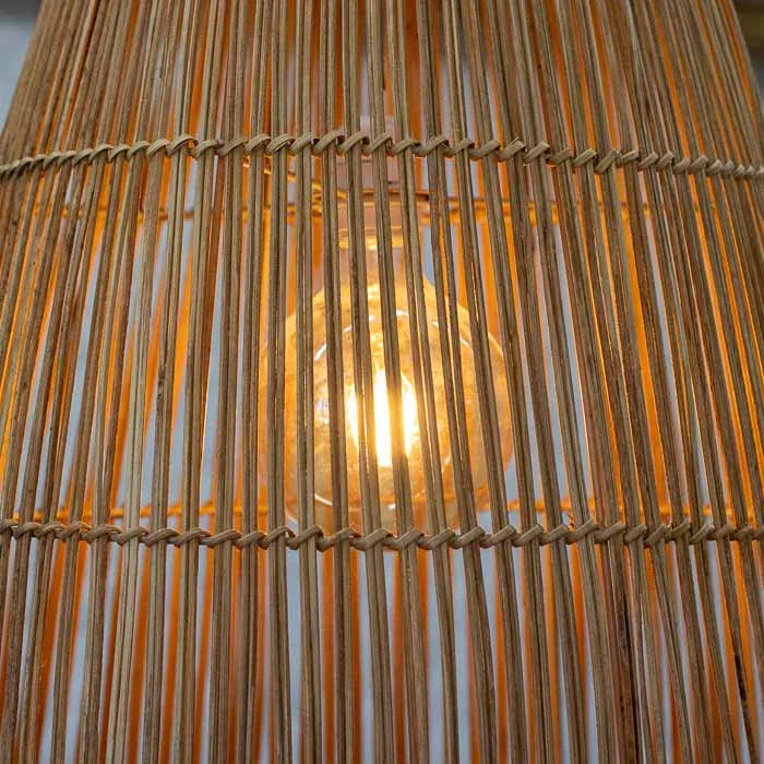 Luminária escultural Tuyen em rattan vietnamita para ambientes amplos.