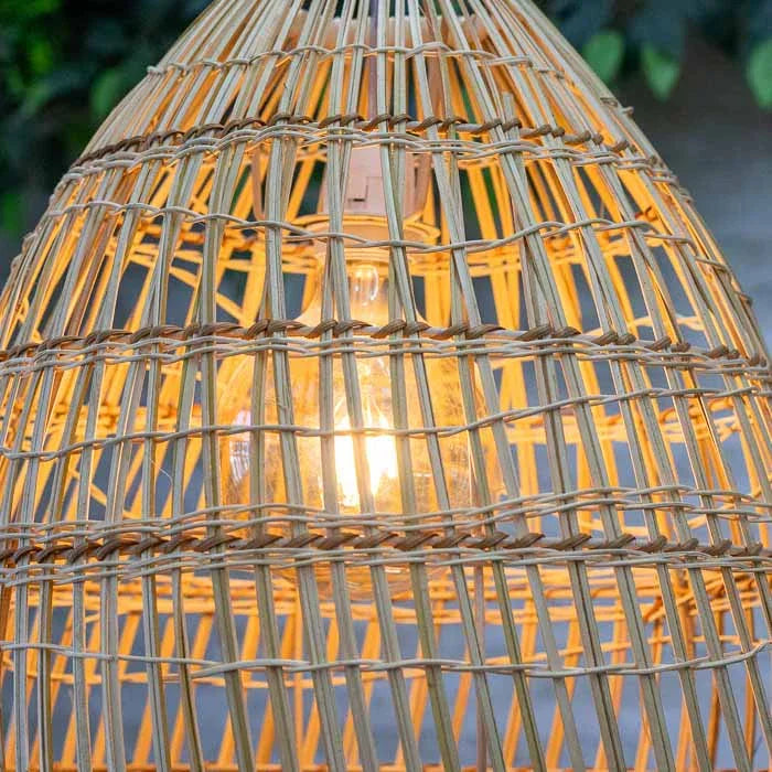 Luminária de teto Hang feita em bambu claro com design pendente.