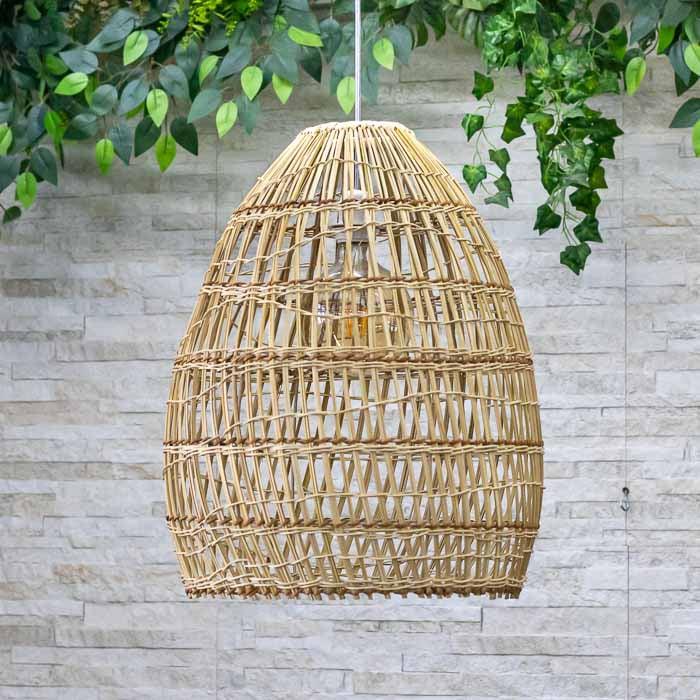 Luminária decorativa Hang em bambu natural estilo boho tropical.