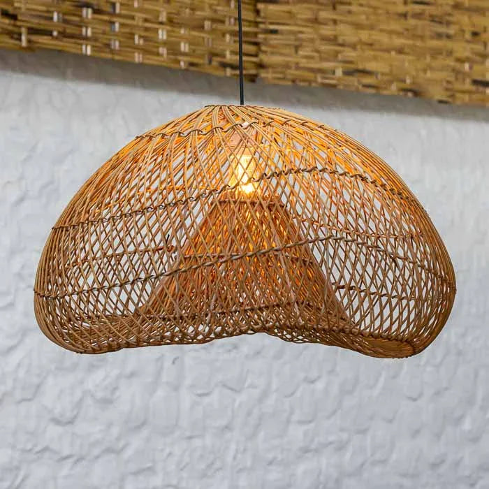 Luminária Pêndulo Lien artesanal em rattan natural feita no Vietnã.