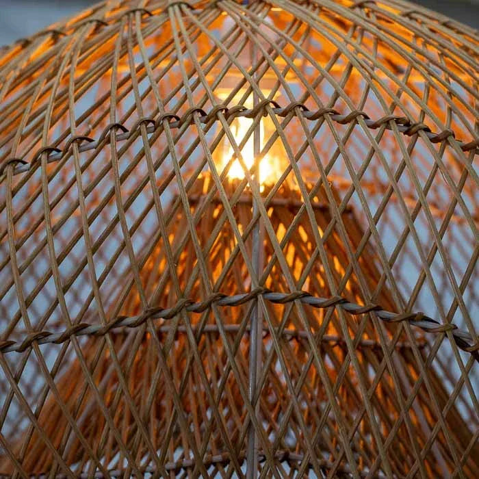 Luminária vietnamita Lien em fibras de rattan clara com design pendente.