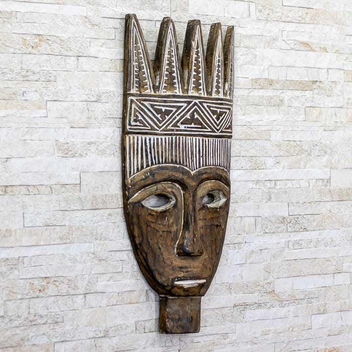 Objeto decorativo com entalhes detalhados inspirado na arte de Timor