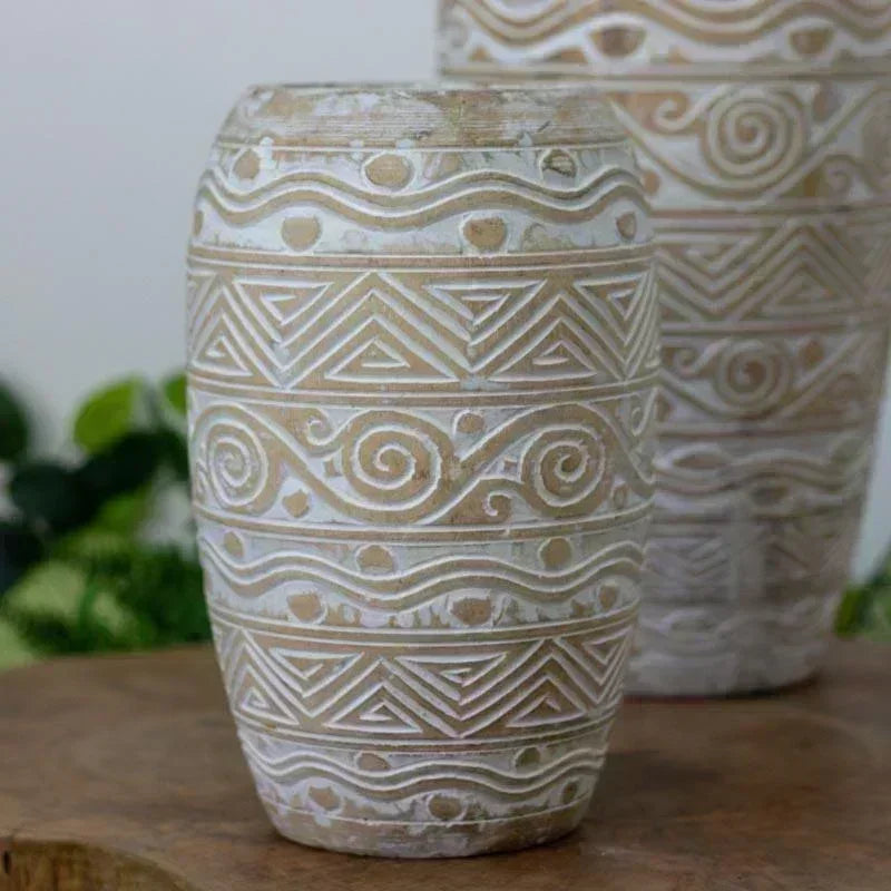 Uma visão detalhada do Vaso em Madeira Pátina Étnico, destacando a rica textura da madeira e os intrincados detalhes da pátina étnica. Esta imagem realça a autenticidade e a beleza artesanal do vaso.