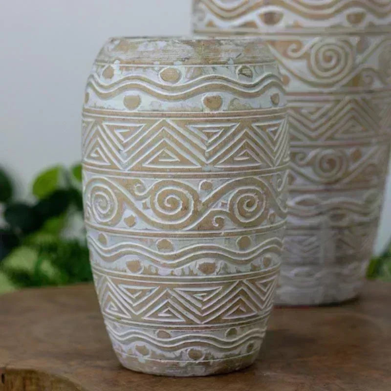 Uma visão detalhada do Vaso em Madeira Pátina Étnico, destacando a rica textura da madeira e os intrincados detalhes da pátina étnica. Esta imagem realça a autenticidade e a beleza artesanal do vaso.