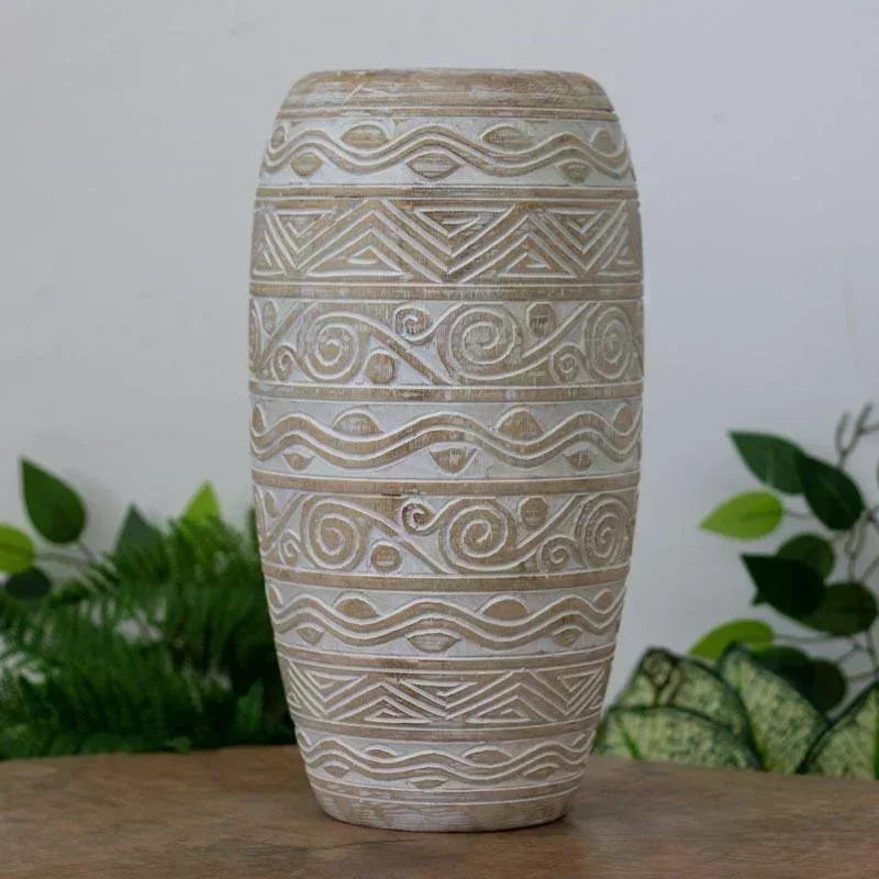 Uma visão detalhada do Vaso em Madeira Pátina Étnico, destacando a rica textura da madeira e os intrincados detalhes da pátina étnica. Esta imagem realça a autenticidade e a beleza artesanal do vaso.