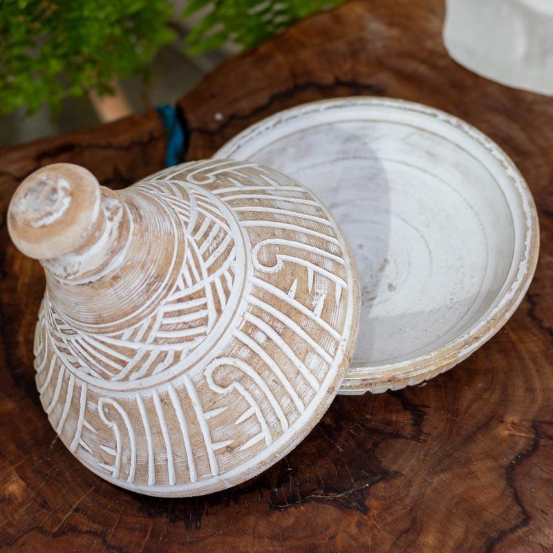 Pote étnico artesanal com pátina branca entalhado em madeira de Bali, exibindo desenhos tribais e acabamento natural que refletem a essência do artesanato local.