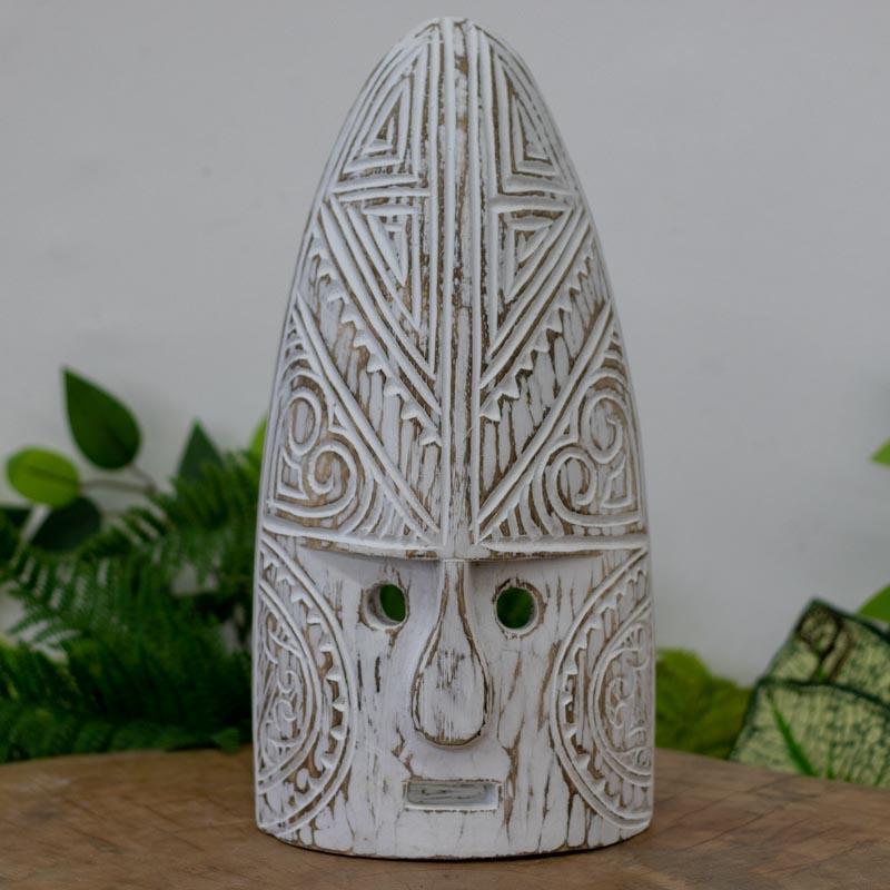 Escultura Étnica Pyramid Mask artesanal entalhada em madeira patinada de Timor, com relevos geométricos e expressão tribal que representam proteção espiritual.