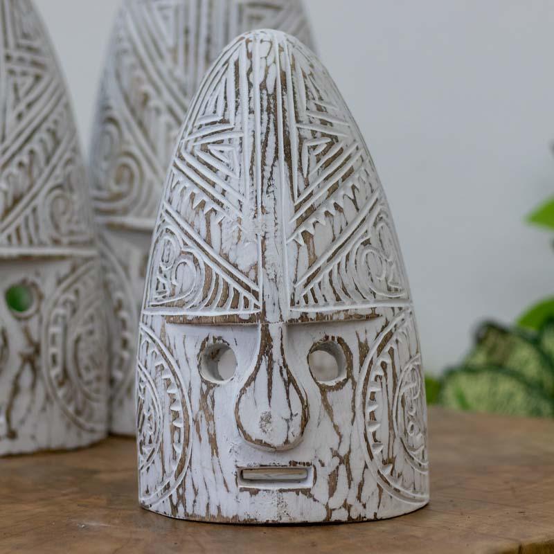 Escultura tribal de Timor produzida artesanalmente em madeira patinada, com formato piramidal e detalhes entalhados que remetem à arte ancestral do sudeste asiático.