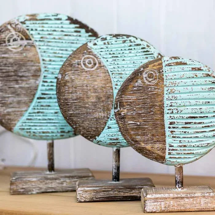 Detalhe da pintura náutica e dos traços orgânicos em escultura de peixe-balão de madeira, destacando o artesanato indonésio.