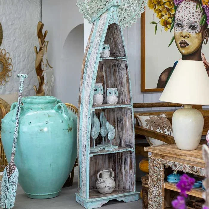 Móvel decorativo em forma de barco produzido artesanalmente em Bali, esculpido em madeira natural com acabamento patinado e estilo boho-chic.