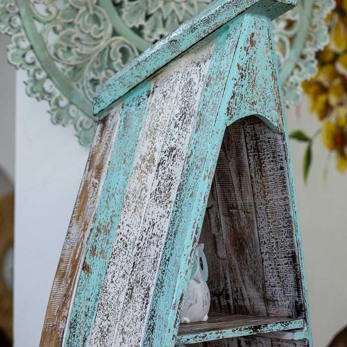 Móvel de Bali em formato de barco com prateleiras internas, feito à mão em madeira patinada com textura natural e charme rústico tropical.