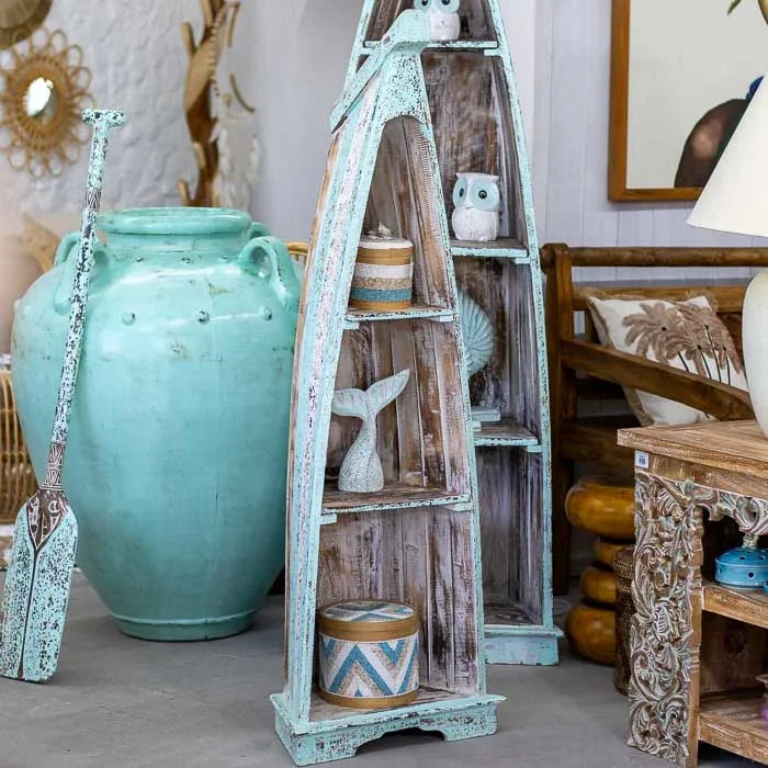 Móvel de Bali em formato de barco com prateleiras internas, feito à mão em madeira patinada com textura natural e charme rústico tropical.