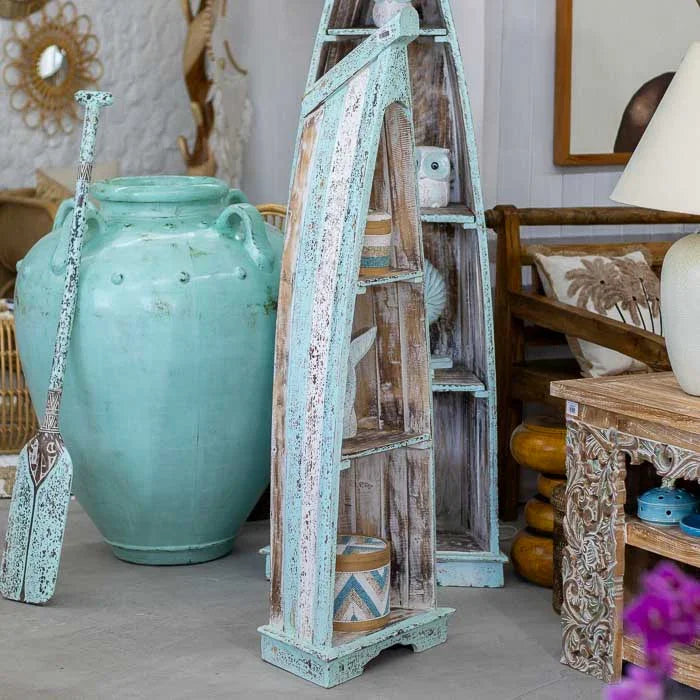 Estante barco feita à mão em Bali com acabamento envelhecido, design curvo em madeira natural que reflete o espírito artesanal da ilha.