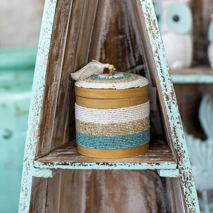 Estante artesanal em formato de barco feita à mão em madeira patinada de Bali, com design rústico e tropical ideal para decoração natural e praiana.
